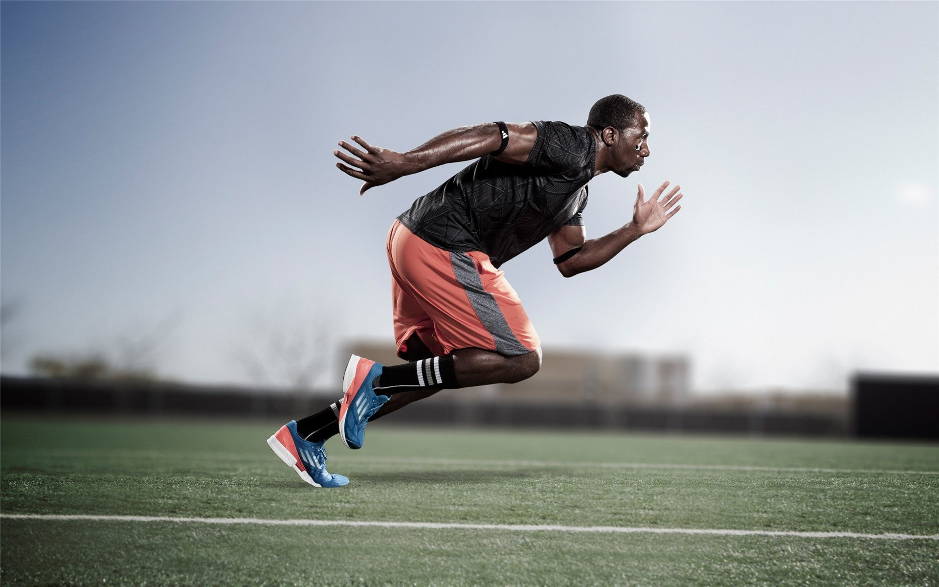 詹姆斯父子同场训练引发关注，詹姆斯父子篮球